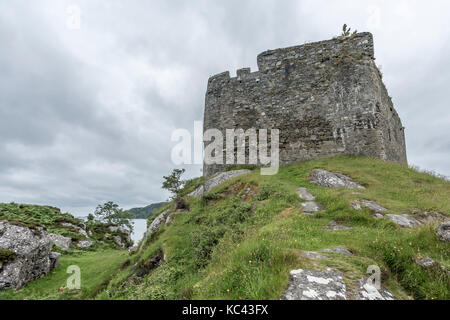 Schloss Tioram in den Highlands von Schottland sitzt im Loch Moidart, etwa 80 km von Fort William Stockfoto