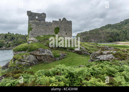 Schloss Tioram in den Highlands von Schottland sitzt im Loch Moidart, etwa 80 km von Fort William Stockfoto