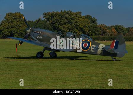 Ein restauriertes, Zweiter Weltkrieg, zwei - Sitz, Supermarine Spitfire. Stockfoto