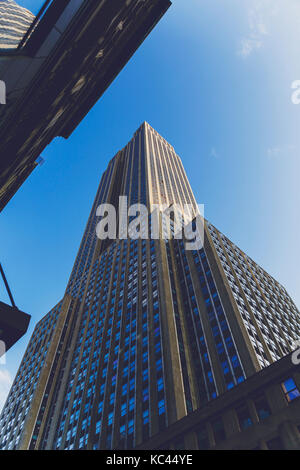 NEW YORK, NEW YORK - September 3., 2017: Empire State Building von der Straße Stockfoto