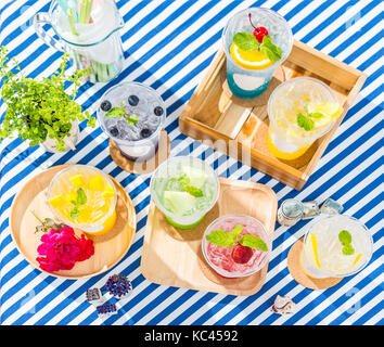 Verschiedene Arten von Eistee Fruchtsaft mit Mineralwasser, Erfrischungsgetränke für heißen Tag, gut für gutes Thema Konzept fühlen Stockfoto