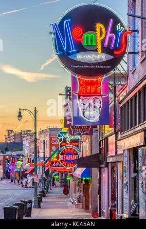 MEMPHIS, Tennessee - 25. AUGUST 2017: Blues Clubs auf der historischen Beale Street in der Dämmerung. Stockfoto