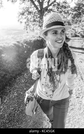 Entdecken Sie magische Ausblicke der Toskana. happy Abenteuer Frau Wanderer mit Tasche auf der Toskana Wanderung Stockfoto