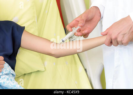 Arzt die Impfung von Patienten mit Hilfe der Spritze im Krankenhaus, Medizinischen Konzept, selektiver Fokus Stockfoto