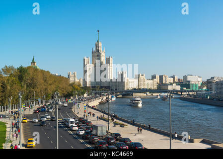 Moskau, Russland - 23. September. 2017. Auto auf Moskvoretskaya Ufer der Moskwa. Stockfoto