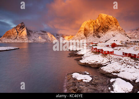 Spektakuläre Licht über dem Dorf Reine auf die Lofoten, Nördliche Norwegen im Winter. Stockfoto