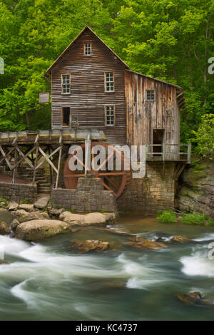 Der Glade Creek Grist Mill in Babcock State Park, West Virginia, USA. Fotografiert im Frühjahr. Stockfoto