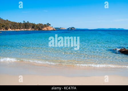 Strand am Mittelmeer mit klaren Meer im Südosten von Frankreich. Stockfoto