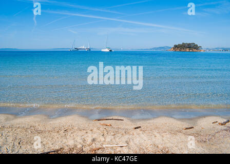 Kleine Insel vor dem Strand in der Nähe der Stadt La Londe les Maures', var, Côte d'Azur Stockfoto