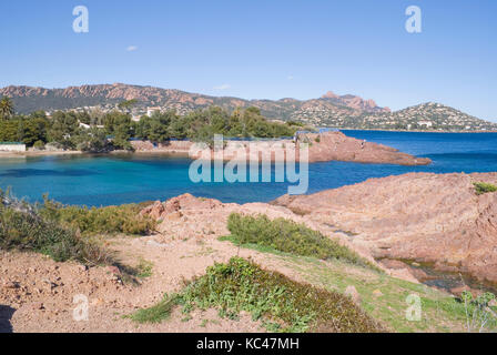 Mittelmeerküste in Französische Riviera (in der Nähe von Saint Raphael) mit roten Felsen und blaues Meer. Stockfoto