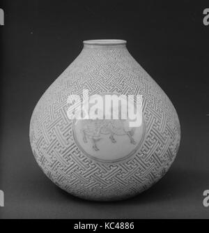 Vase mit Pferd und Kirin auf geometrischen Sayagata (FRET) Muster (ein Paar), 紫馬麒麟卍紗綾形紋瓶 (一対), den Stil von makuzu Kōzan I Stockfoto