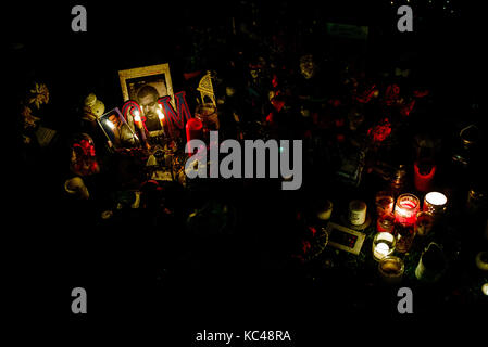 George Michael memorial Kerze Tribute im Park gegenüber seinem Haus in Highgate London bei Nacht Stockfoto