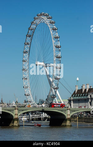 London Eye neben der Themse an einem sonnigen Tag im Sommer Stockfoto