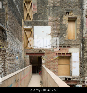 Blick über provisorische Brücke an Verbrettert Türen. Das kettner Stadthaus, London, Vereinigtes Königreich. Architekt: Soda Architekten, 2017. Stockfoto