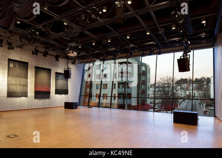 Ersten Stock Performance und Ausstellung mit Blick über den Fluss zu überbrücken. Bærum Kulturhus Kulturzentrum, Sandvika, Norwegen. Architekt: norwegische Studio Snohetta, 2 Stockfoto