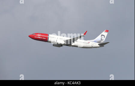 Norwegische Boeing 737-8 JP EI-FHF zieht aus Gatwick Airport Stockfoto