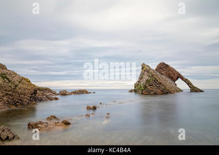Bogen Sie Geige Rock, Portknockie, Moray, Schottland, Vereinigtes Königreich Stockfoto