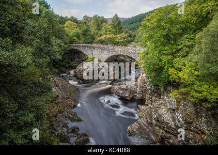 Invermoriston, Thomas Telford Bridge, Moriston Falls, Highlands, Schottland, Großbritannien Stockfoto