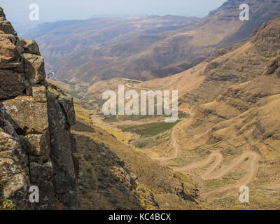 Die berühmten Sani Pass Schmutz weg mit vielen engen Kurven Anschließen von Lesotho und Südafrika Stockfoto