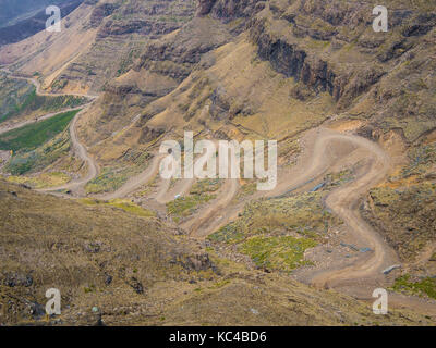 Die berühmten Sani Pass Schmutz weg mit vielen engen Kurven Anschließen von Lesotho und Südafrika Stockfoto