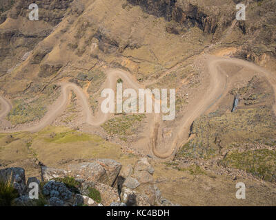 Die berühmten Sani Pass Schmutz weg mit vielen engen Kurven Anschließen von Lesotho und Südafrika Stockfoto