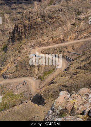 Die berühmten Sani Pass Schmutz weg mit vielen engen Kurven Anschließen von Lesotho und Südafrika Stockfoto