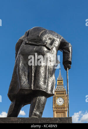 Statue von Sir Winston Churchill, mit "Big Ben". Stockfoto