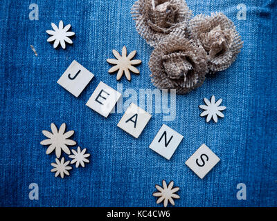 Das Wort 'Jeans' mit Holz- Brief Fliesen auf Denim geschrieben Stockfoto