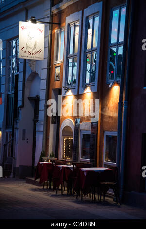 Eines der vielen Restaurants in Nyhavn (neuer Hafen) im Zentrum von Kopenhagen in Dänemark. Es ist ein sehr beliebtes Essen Lieblingsplatz mit bunten 17t gefüttert Stockfoto