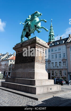 Die Reiterstatue von Bischof Absalon (1128 - 21. März 1201) auf Hojbro Plads in Kopenhagen, Dänemark. Die Statue wurde im Jahr 1902 enthüllt die Markierung Stockfoto