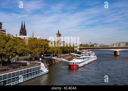 Deutschland, Köln, die Kathedrale und die Kirche Groß St. Martin, dem Rhein. Deutschland, Koeln, der Dom und die Kirche Groß St. Martin, Rheinufer. Stockfoto