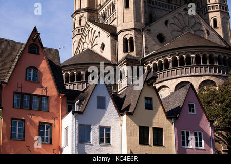 Deutschland, Köln, der Fischmarkt in der Altstadt, Häuser vor der Kirche Gross St. Martin. Deutschland, Köln, der Fischmarkt in d Stockfoto