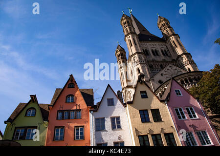 Deutschland, Köln, der Fischmarkt in der Altstadt, Häuser vor der Kirche Gross St. Martin. Deutschland, Köln, der Fischmarkt in d Stockfoto