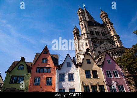 Deutschland, Köln, der Fischmarkt in der Altstadt, Häuser vor der Kirche Gross St. Martin. Deutschland, Köln, der Fischmarkt in d Stockfoto