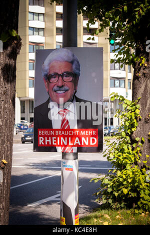 Deutschland, Köln, ein Joker hat ein SPD-Wahlplakat auf der Straße Konrad-Adenauer-Ufer mit einem Foto des populären Schauspielers Willy Millowitsch überdeckt. Stockfoto