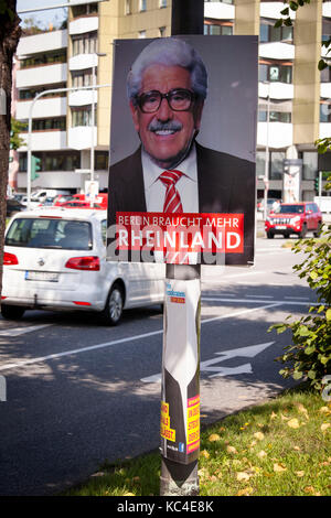 Deutschland, Köln, ein Joker hat ein SPD-Wahlplakat auf der Straße Konrad-Adenauer-Ufer mit einem Foto des populären Schauspielers Willy Millowitsch überdeckt. Stockfoto