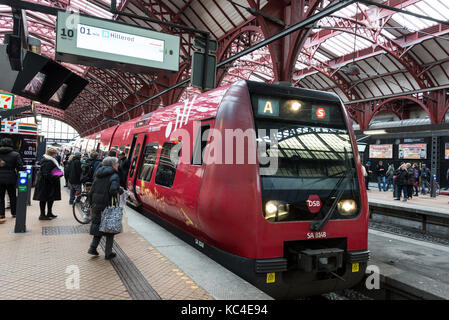 Die Fluggäste eine lokale DSB Dänische Staatsbahnen) der S-Bahn am Hauptbahnhof Kopenhagen (dänisch: Kobenhavns Hovedbanegard). Die Station s Stockfoto