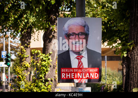 Deutschland, Köln, ein Joker hat ein SPD-Wahlplakat auf der Straße Konrad-Adenauer-Ufer mit einem Foto des populären Schauspielers Willy Millowitsch überdeckt. Stockfoto