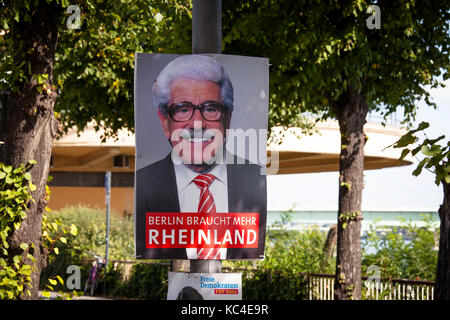 Deutschland, Köln, ein Joker hat ein SPD-Wahlplakat auf der Straße Konrad-Adenauer-Ufer mit einem Foto des populären Schauspielers Willy Millowitsch überdeckt. Stockfoto