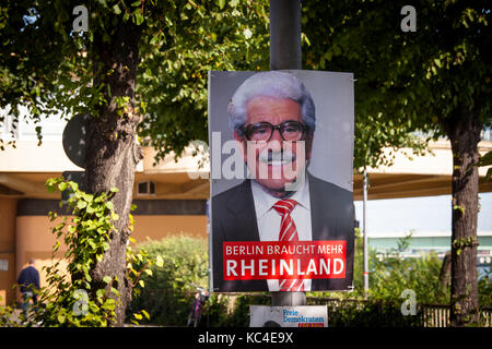 Deutschland, Köln, ein Joker hat ein SPD-Wahlplakat auf der Straße Konrad-Adenauer-Ufer mit einem Foto des populären Schauspielers Willy Millowitsch überdeckt. Stockfoto