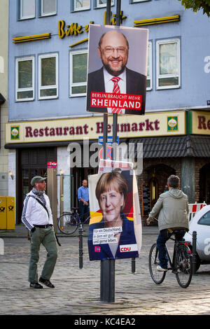 Deutschland, Köln, Wahlplakat der Parteien SPD, Martin Schulz und CDU, Angela Merkel, während des Bundestagswahlkampfes am Heumarkt. Stockfoto