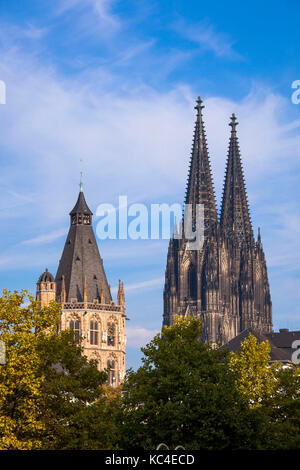 Deutschland, Köln, der Turm des historischen Rathauses in der Altstadt und der Dom. Deutschland, Köln, Rathausturm in der Altstad Stockfoto