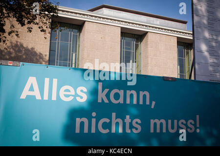 Deutschland, Köln, Horte an der Oper am Offenbacher Platz, Restaurierung (Übersetzung: Alles ist möglich, nichts muss sein). Deutsch Stockfoto