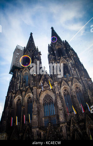 Deutschland, Köln, die Westfassade des Doms, Seifenblasen, Gerüste am Nordturm. Deutschland, Köln, die Westfassade des Doms, sei Stockfoto