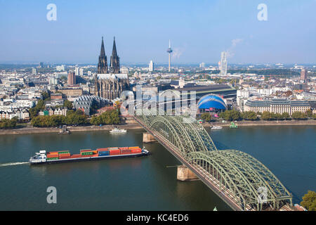 Deutschland, Köln, Blick vom Dreiecksturm im Stadtteil Deutz über den Rhein zur Stadt mit Dom, Hohenzollernbrücke, Musik Stockfoto