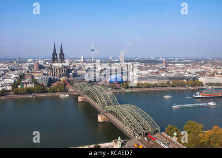 Deutschland, Köln, Blick vom Dreiecksturm im Stadtteil Deutz über den Rhein zur Stadt mit Dom, Hohenzollernbrücke, Musik Stockfoto