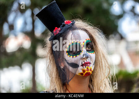 Junge Mädchen in einer Maske, Tag der Toten, Dia de Los Muertos, Prag, Tschechische Republik Stockfoto