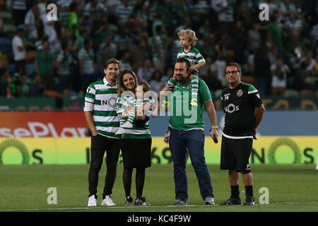 Lissabon, Portugal. 01 Okt, 2017. Adrien Silva Tribut an die Fans während der Premier League 2017/18 Match zwischen Sporting CP und FC Porto, in Alvalade Stadion in Lissabon am 1. Oktober 2017. (Foto von Bruno Barros/DPI) Credit: Bruno Barros/Alamy leben Nachrichten Stockfoto