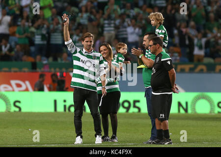 Lissabon, Portugal. 01 Okt, 2017. Adrien Silva Tribut an die Fans während der Premier League 2017/18 Match zwischen Sporting CP und FC Porto, in Alvalade Stadion in Lissabon am 1. Oktober 2017. (Foto von Bruno Barros/DPI) Credit: Bruno Barros/Alamy leben Nachrichten Stockfoto