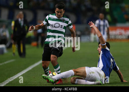 Lissabon, Portugal. 01 Okt, 2017. Sportliche "s vorwärts Marcos Acuna aus Argentinien (L) und FC PortoÕs defender Ivan Marcano aus Spanien (R) während der Premier League 2017/18 Match zwischen Sporting CP und FC Porto, in Alvalade Stadion in Lissabon am 1. Oktober 2017. (Foto von Bruno Barros/DPI) Credit: Bruno Barros/Alamy leben Nachrichten Stockfoto